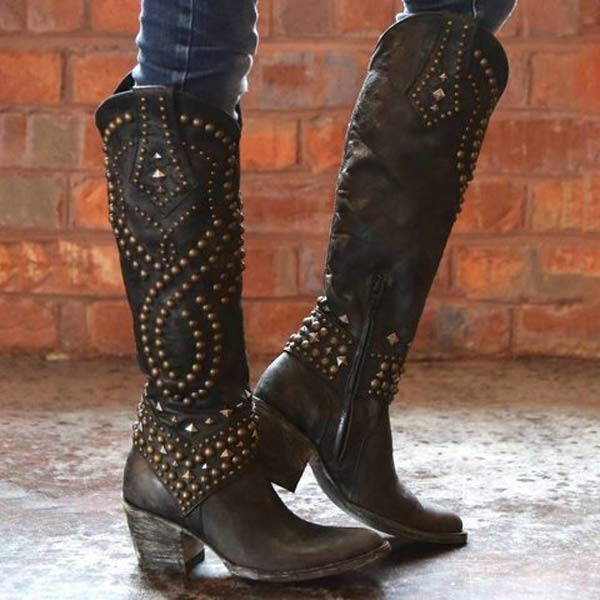 WW - Hohe Stiefel Mit Metallnieten Und Kobigem Absatz