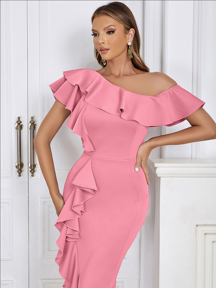 Asymmetrisches, figurbetontes Midikleid mit Rüschenkragen | Rosa
