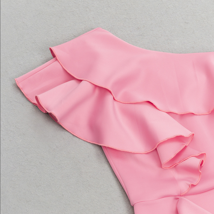 Asymmetrisches, figurbetontes Midikleid mit Rüschenkragen | Rosa