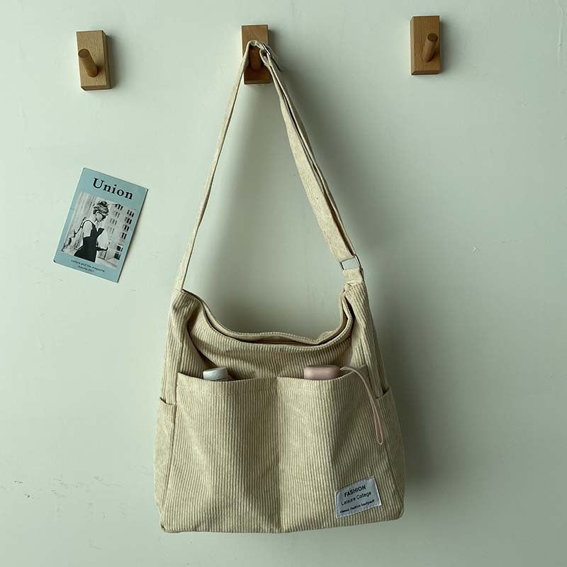 WW | Weite Corduroy Schultertasche