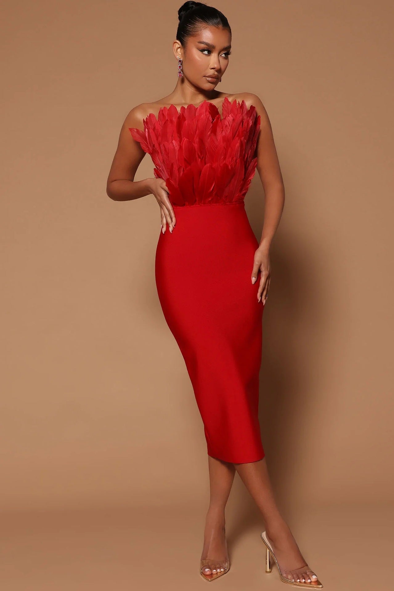 WW Damenkleid mit Taillenbetonung und Federverzierung