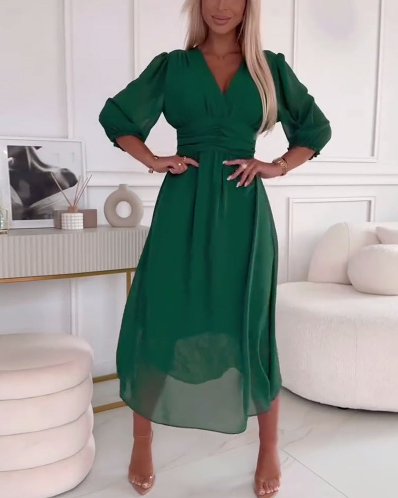 WW | Unifarbenes Tailliertes Kleid mit V-Ausschnitt