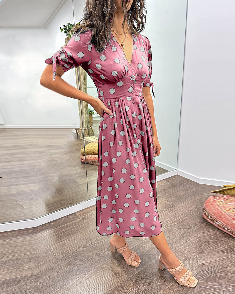 Kleid mit tiefem V-Ausschnitt und Polka Dots
