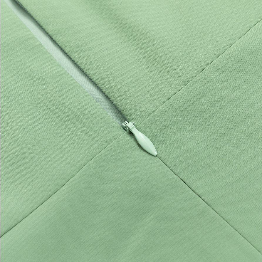 Asymmetrisches, figurbetontes Midikleid mit Drapierungsdetail | Grün