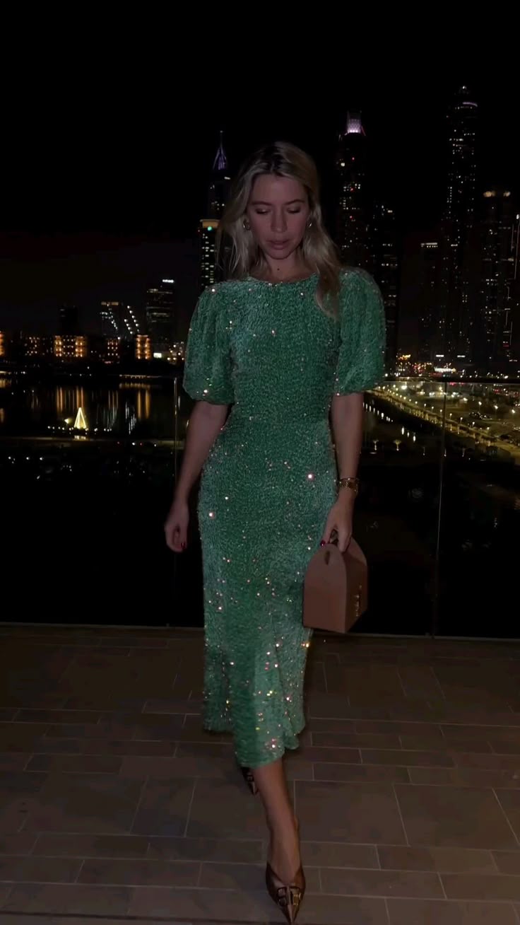 WW - Maxikleid mit Rundhalsausschnitt und Paillettenärmeln