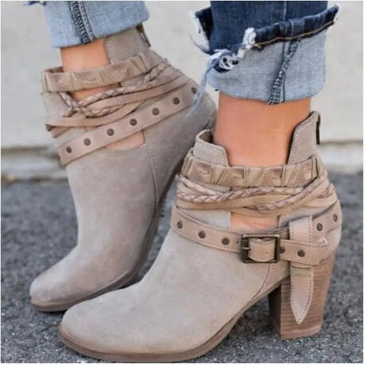 WW | Schicke Stiefeletten mit Geflochtenem Riemchen
