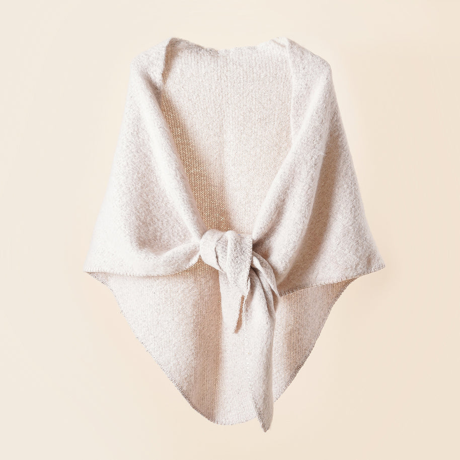 Damen Kuscheliger Wickelponcho mit modernen Fransen und elegantem Design WW