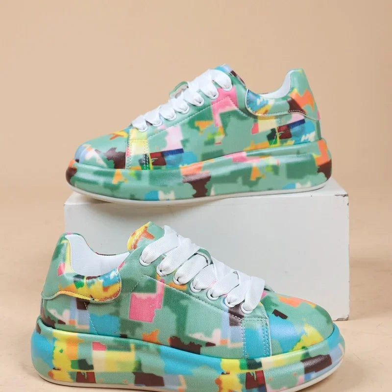 WW | Lebendige Sportschuhe Im Graffiti-Stil