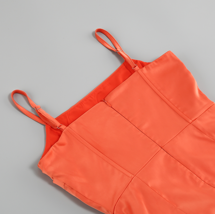 Satin-Minikleid mit seitlicher Schleppe