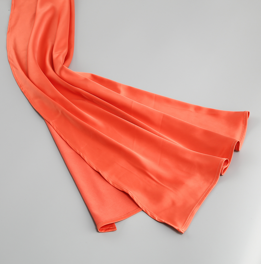 Satin-Minikleid mit seitlicher Schleppe