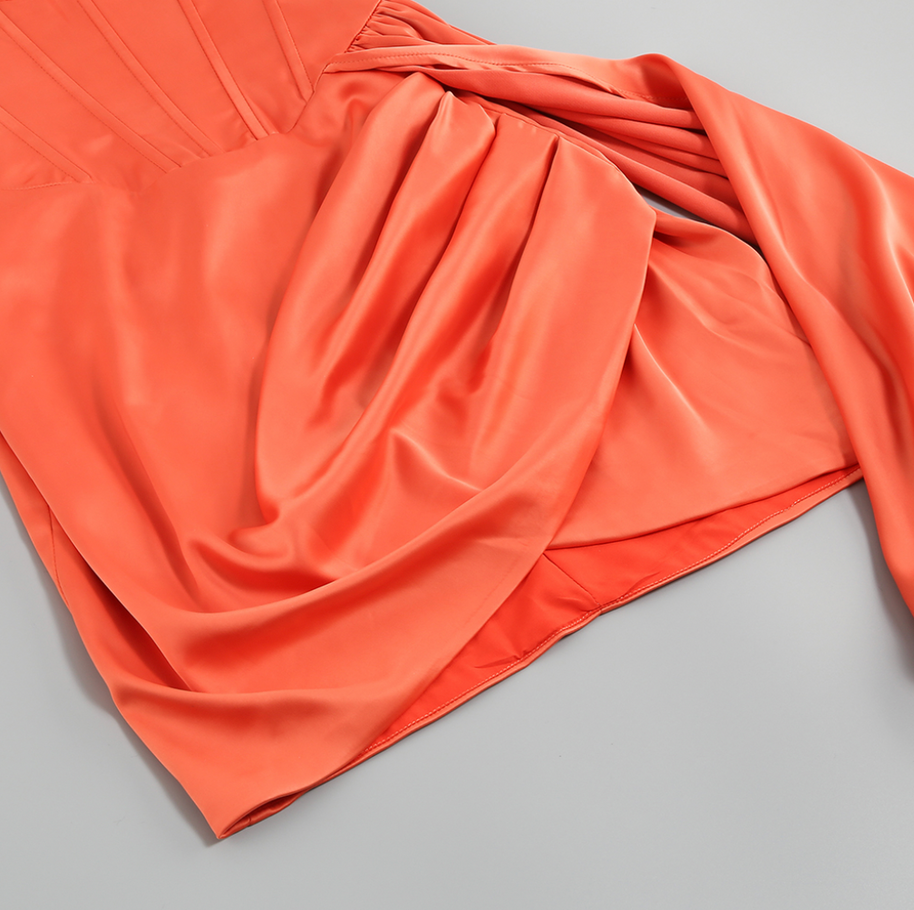 Satin-Minikleid mit seitlicher Schleppe