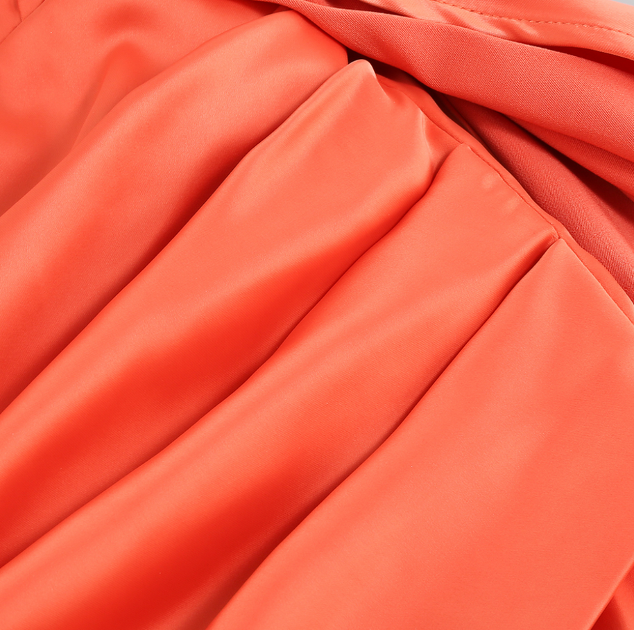 Satin-Minikleid mit seitlicher Schleppe