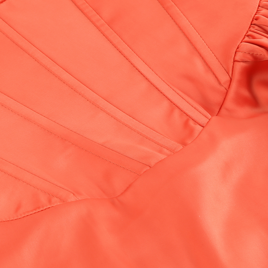 Satin-Minikleid mit seitlicher Schleppe