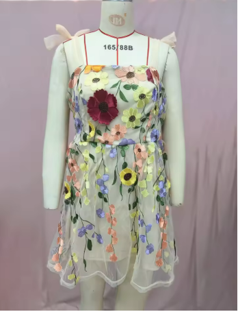 WW | Cocktailkleid mit Blumenapplikationen