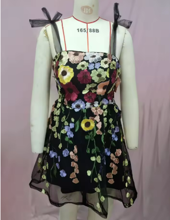 WW | Cocktailkleid mit Blumenapplikationen