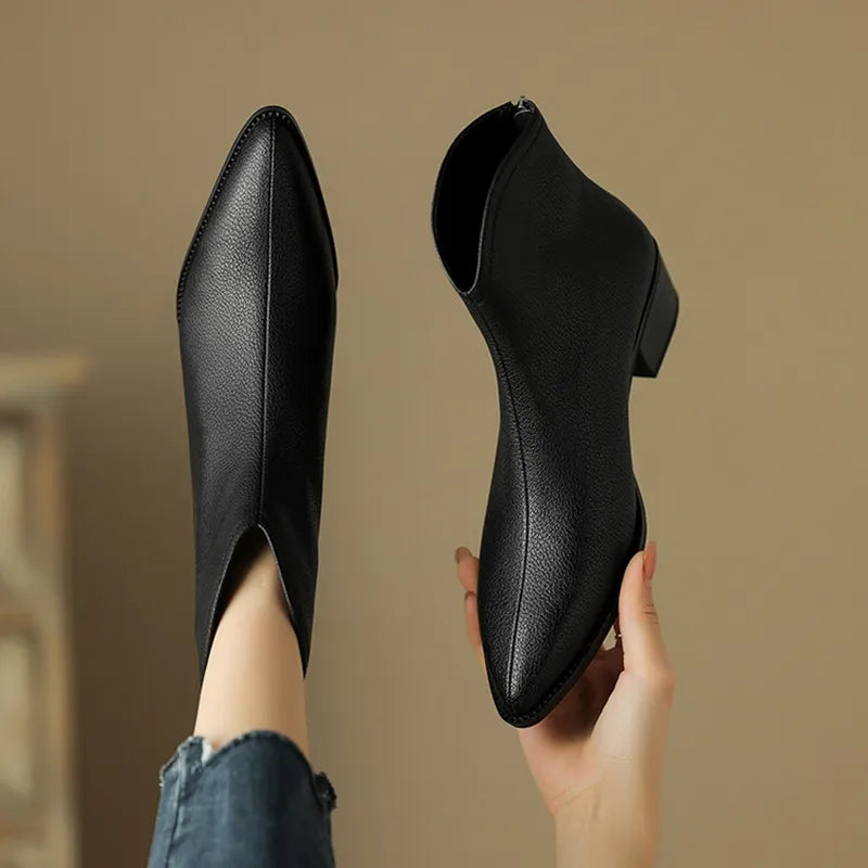 Spitz zulaufende Lederstiefel