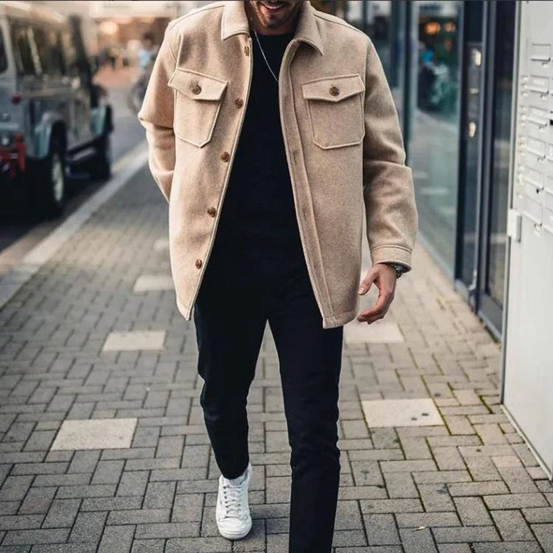 Mann im stylischen Designermantel läuft über den Bürgersteig