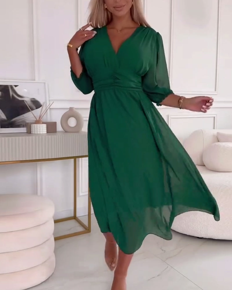 WW | Unifarbenes Tailliertes Kleid mit V-Ausschnitt