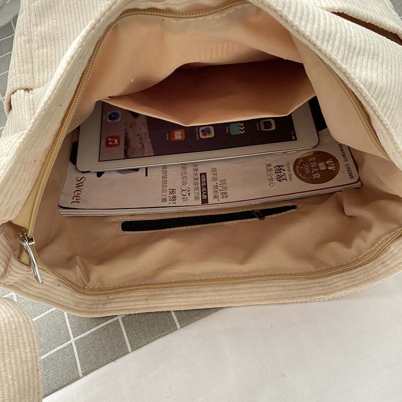WW | Weite Corduroy Schultertasche