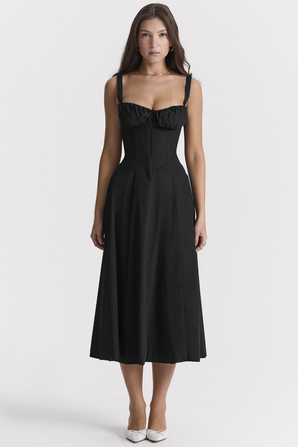WW geschnittenes Trägerkleid für Damen mit französischem Flair und verführerischem Hüftschlitz