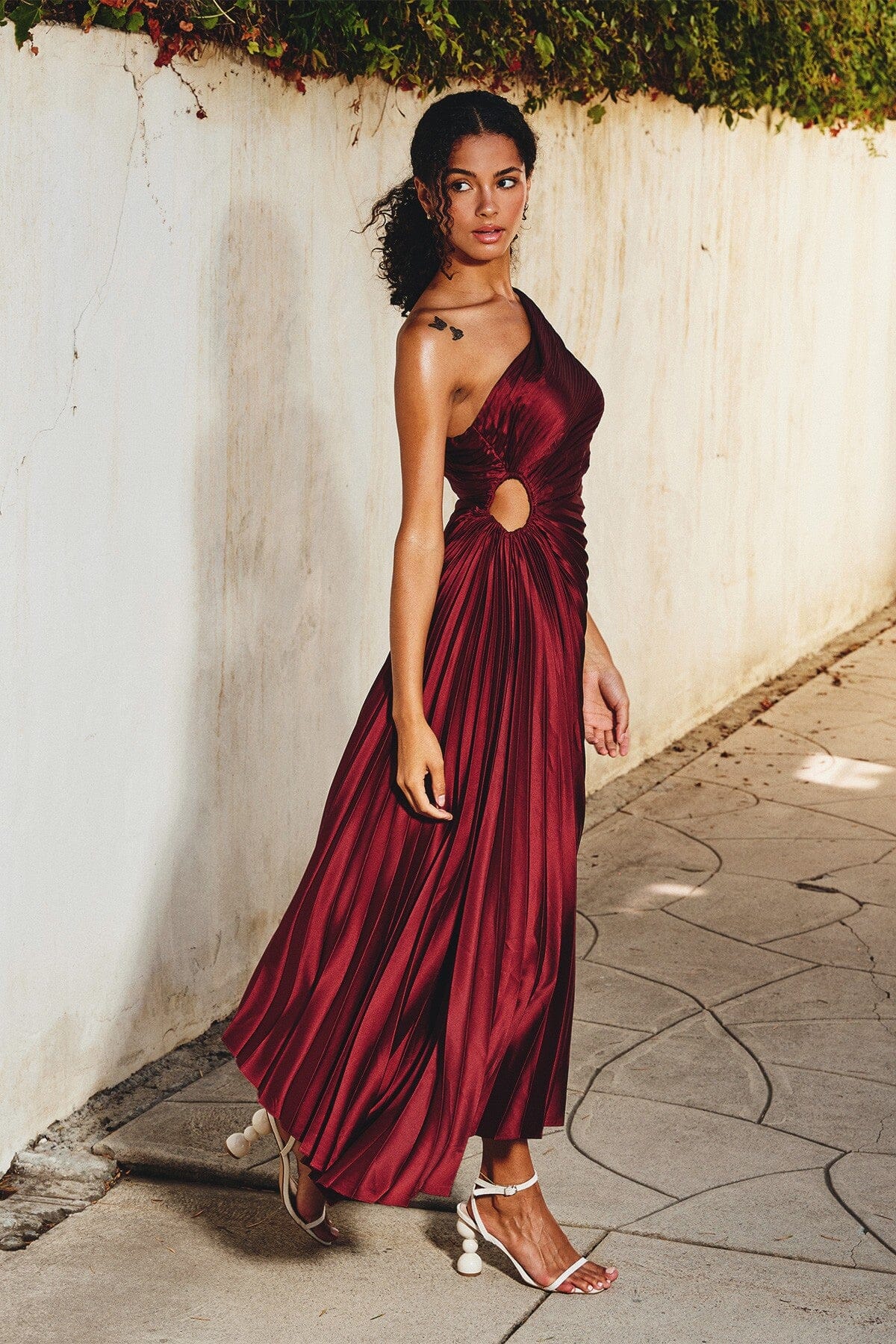 WW | One Shoulder Plissee Midi Kleid