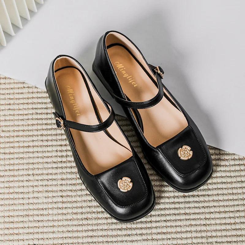 WW | Mary-Jane-Flats mit Eckiger Spitze und Blumendetail