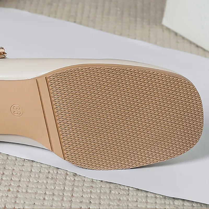 WW | Mary-Jane-Flats mit Eckiger Spitze und Blumendetail