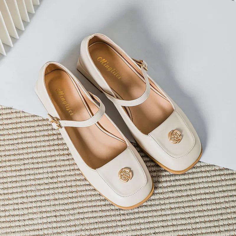 WW | Mary-Jane-Flats mit Eckiger Spitze und Blumendetail