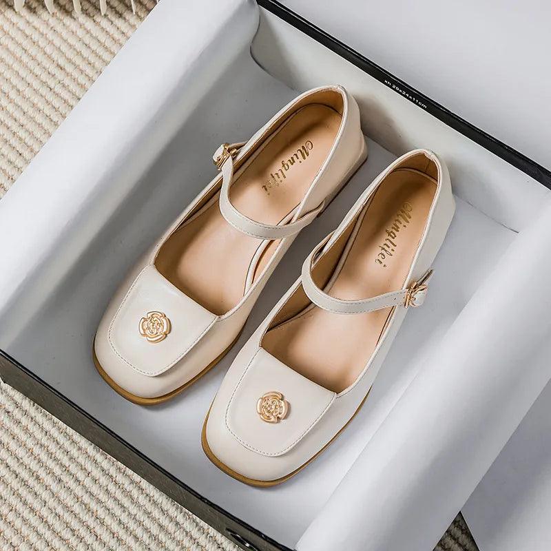 WW | Mary-Jane-Flats mit Eckiger Spitze und Blumendetail