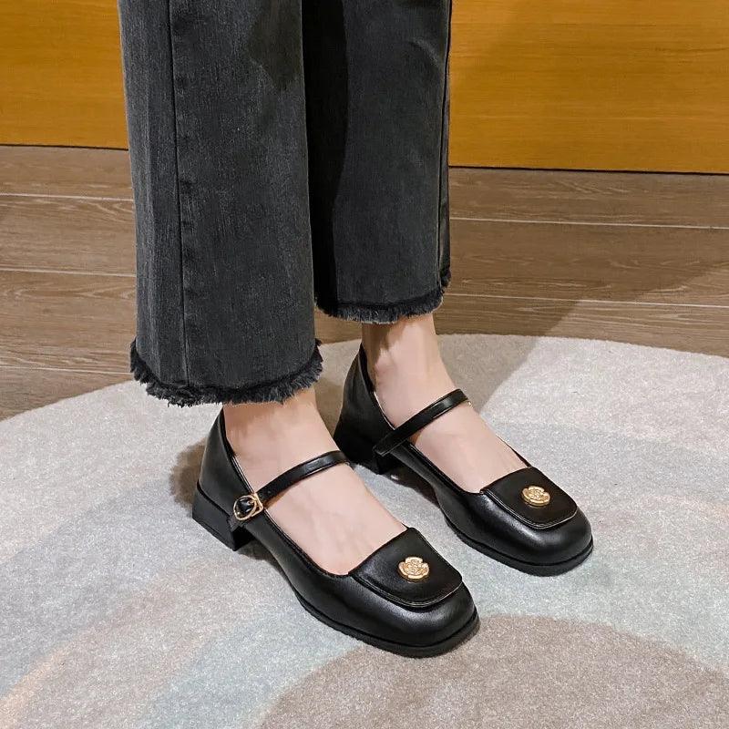 WW | Mary-Jane-Flats mit Eckiger Spitze und Blumendetail