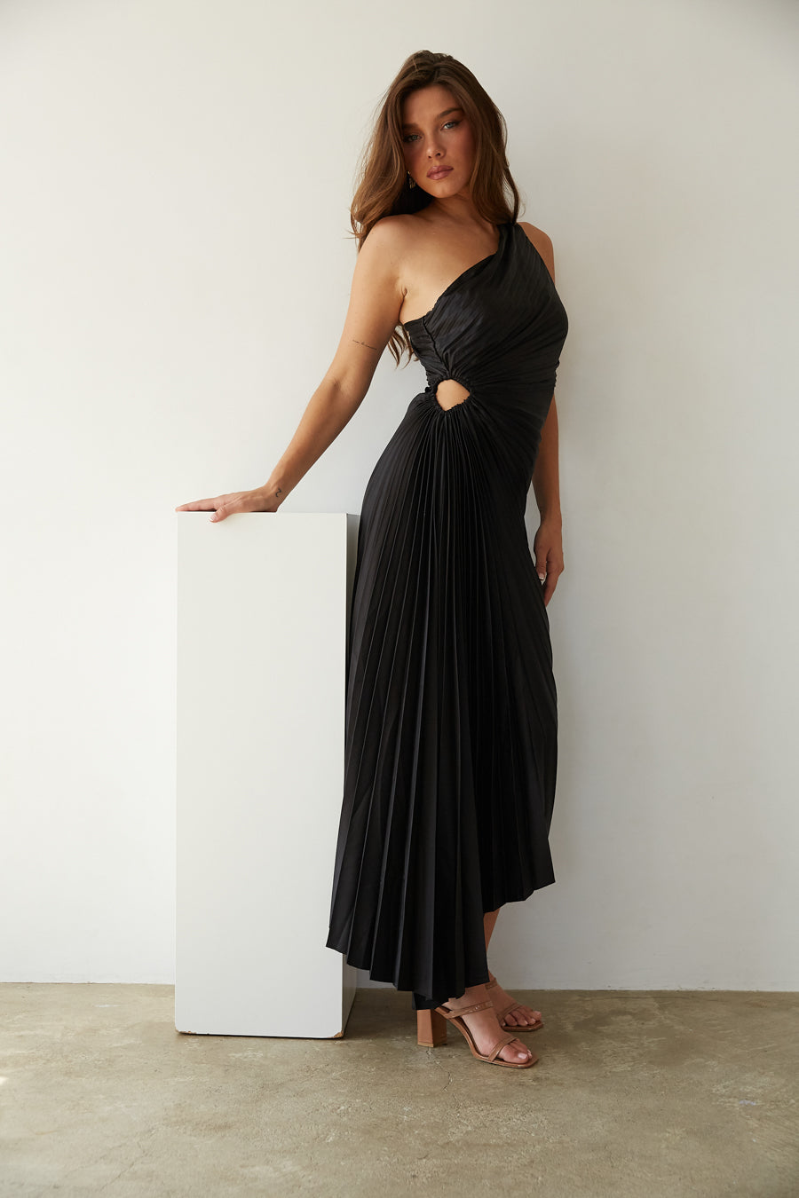 WW | One Shoulder Plissee Midi Kleid