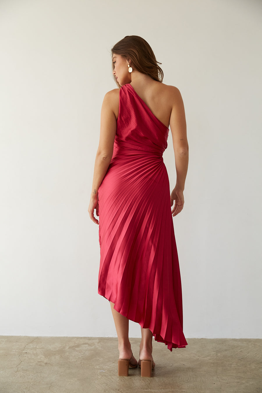 WW | One Shoulder Plissee Midi Kleid