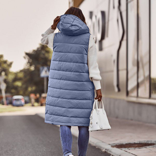 Rückbild einer Frau mit einem langen marineblauen Bodywarmer mit Kapuze