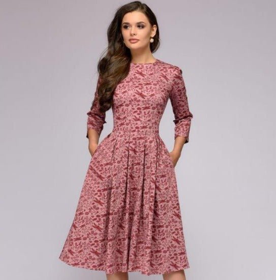 Frau die ein rosa retrozo edles mittel-langes Kleid trägt