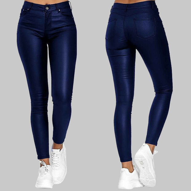 Vorder- und Rückseite einer Frau in blauen Röhrenjeans aus Leder