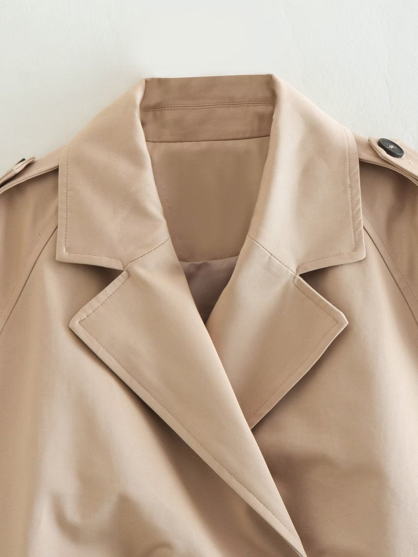 Nahaufnahme einer kurzen Jacke, die das Kragendesign hervorhebt