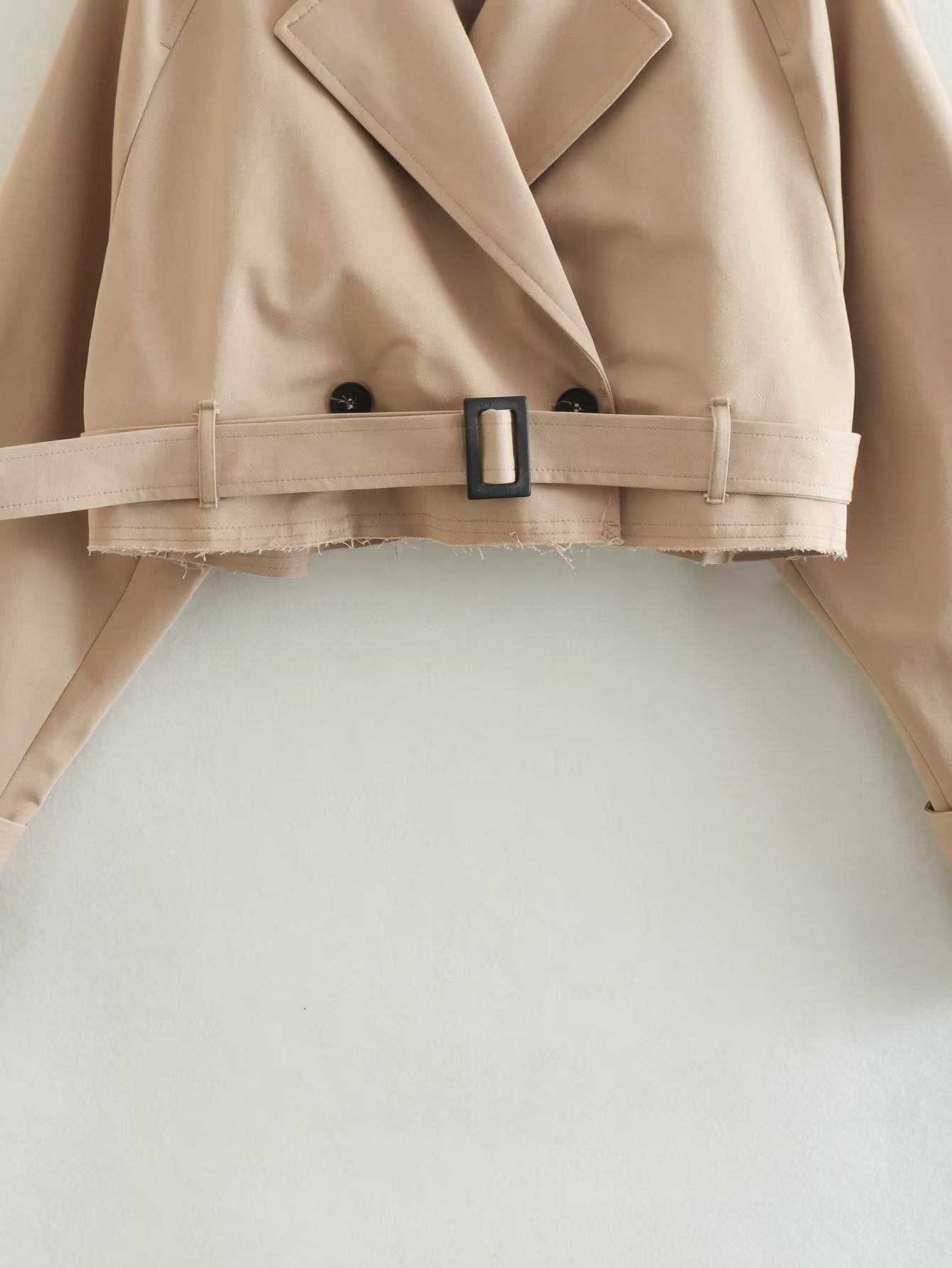 Nahaufnahme einer kurzen Jacke, die das Gürteldesign
