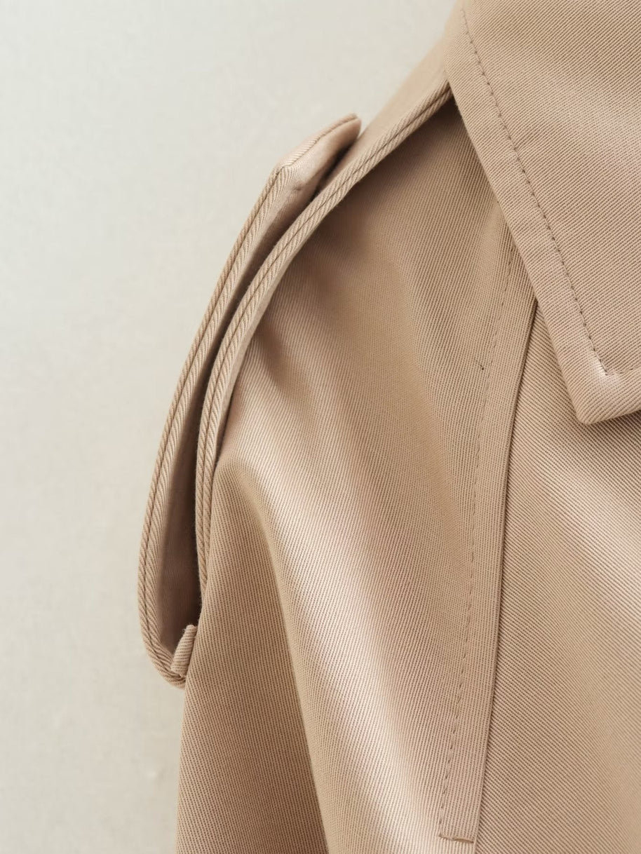 Nahaufnahme einer kurzen Jacke, die den Stoff und das Schulterdesign hervorhebt
