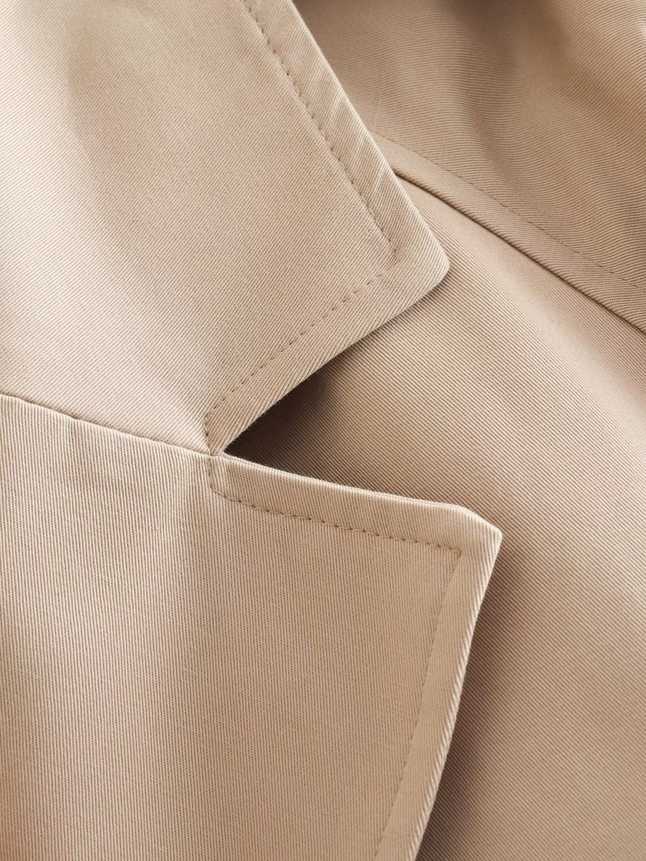 Nahaufnahme einer kurzen Jacke, die den Stoff und seine Details hervorhebt