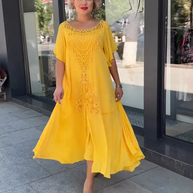 Blonde Frau im fließenden gelben Kleid