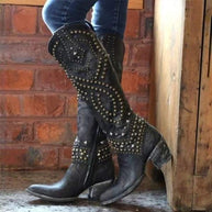 WW - Hohe Stiefel Mit Metallnieten Und Kobigem Absatz