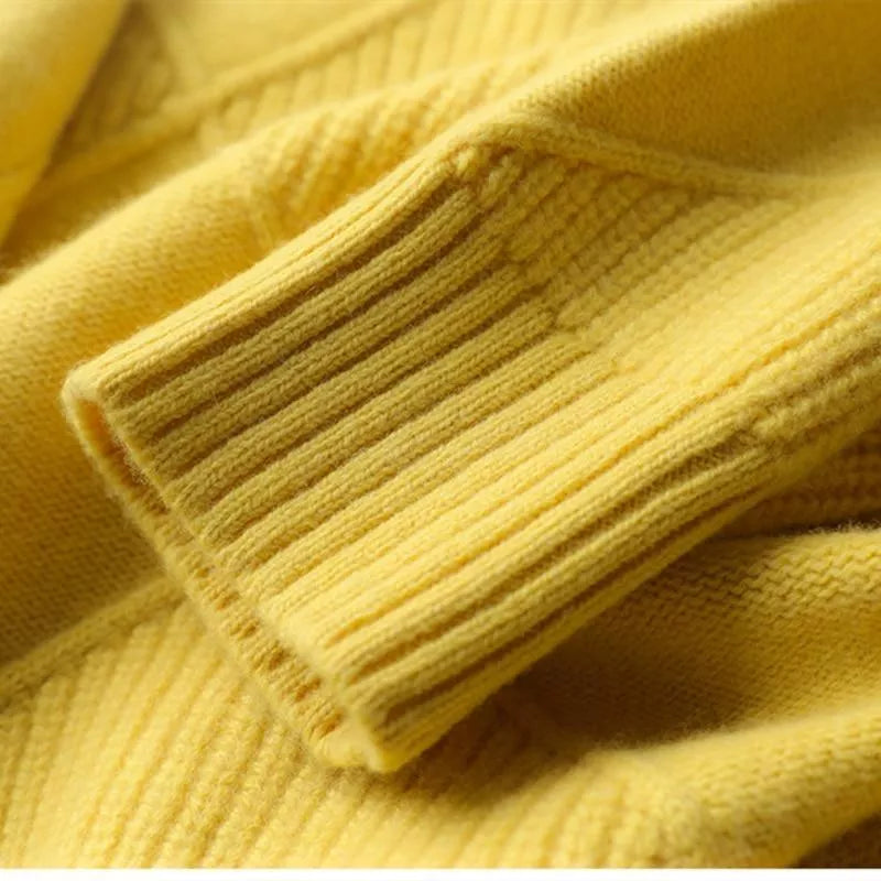 Ein detailliertes Rippenstrickmuster eines leuchtend gelben Pullovers.