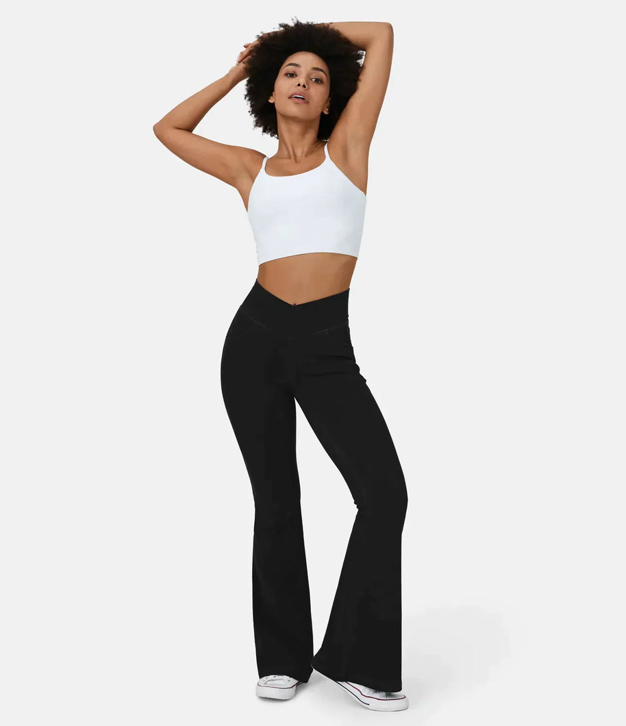 Stylische Frau in atmungsaktiven Crossover-Jeans mit hoher Taille