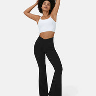 Stylische Frau in atmungsaktiven Crossover-Jeans mit hoher Taille