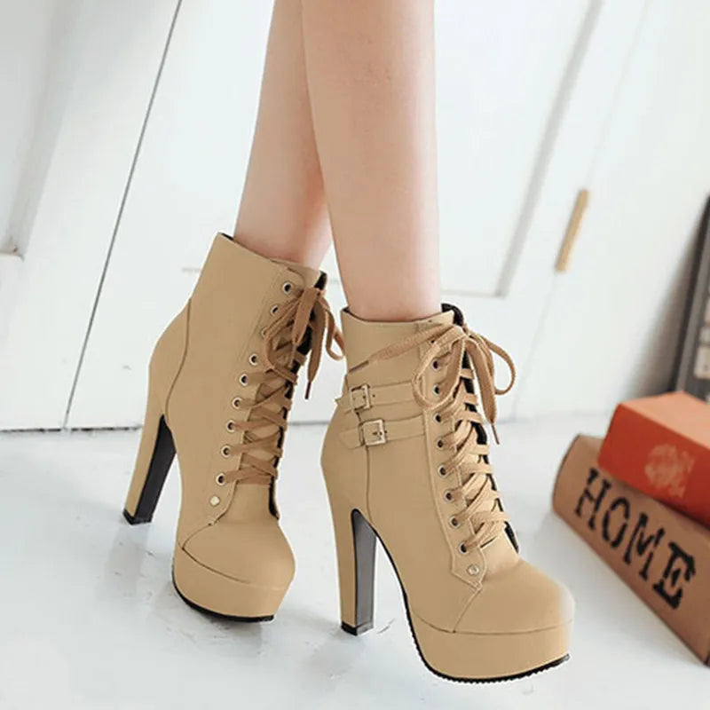 WW | Schnürstiefel mit Gürtelschnalle