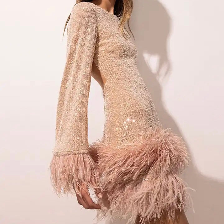W&W Mode | Glamouröses Paillettenkleid mit Feder-Saum-Detail