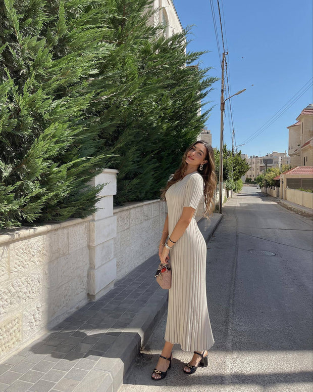 WW-Strickkleid mit schmaler Taille und Streifenmuster
