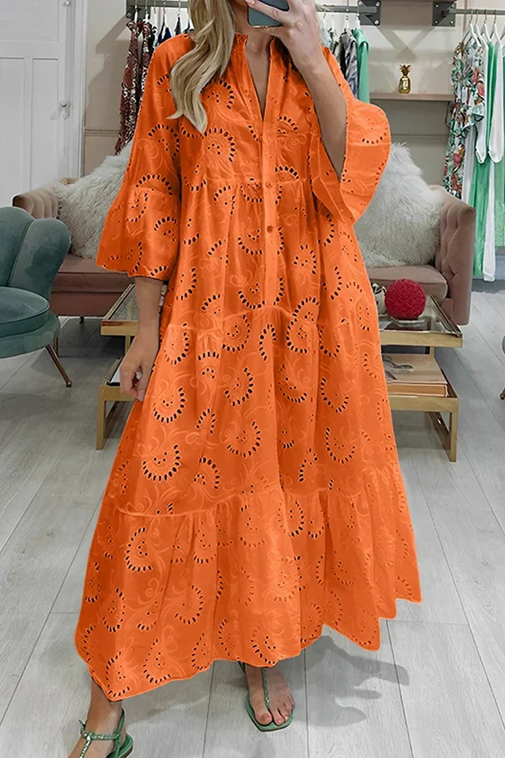 Damenkleid mit bestickten Ösen