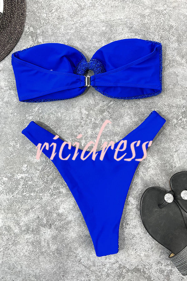 Figurbetonter Bandeau-Bikini mit Ringausschnitt