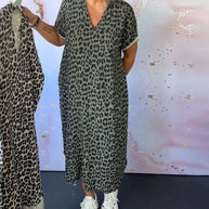 WW | Kurzärmliges Kleid mit Leopardenmuster und V-Ausschnitt